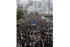 DIBANJIRI PENUNJUK PERASAAN: Ribuan berkumpul di hadapan parlimen Hongkong bagi membantah rancangan memperkenalkan undang-undang ekstradisi baru yang akan membolehkan warganya diekstradisi ke tanah besar China untuk dibicarakan. - Foto EPA-EFE