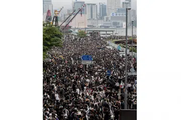 DIBANJIRI PENUNJUK PERASAAN: Ribuan berkumpul di hadapan parlimen Hongkong bagi membantah rancangan memperkenalkan undang-undang ekstradisi baru yang akan membolehkan warganya diekstradisi ke tanah besar China untuk dibicarakan. - Foto EPA-EFE