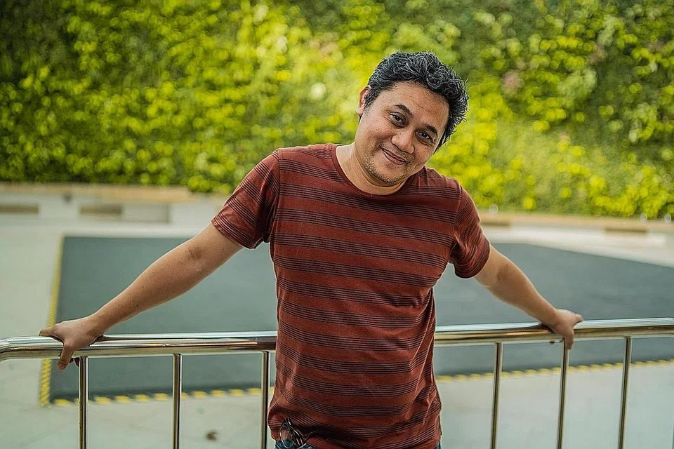 DAHAGAKAN PROJEK UJI KREATIVITI: Walaupun projek filem pelajar Institut Pendidikan Teknikal (ITE), sekolah seni, politeknik dan universiti yang dijayakannya hanya menawarkan bayaran antara $100 dengan $200, Awad Salim Ramli menerimanya kerana ingin keluar dari zon selesa, bahkan kagum dengan idea yang dijana anak muda.- Foto BH oleh NUR DIYANA TAHA