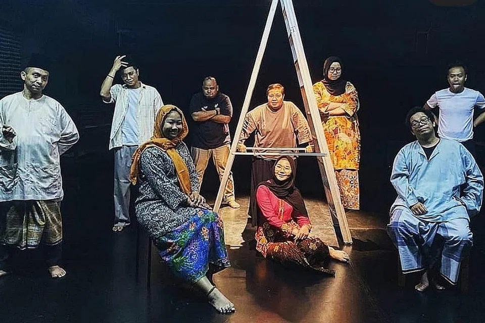 PILIH GABUNGAN: Atin Ahmat (berdiri tengah di segitiga), pelopor Teater Kami, bersama peserta yang dibimbingnya dalam siri bengkel monolog. - Foto TEATER KAMI