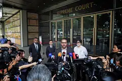 Setiausaha Agung Parti Pekerja (WP), Encik Pritam Singh (dua dari kanan), bercakap kepada media selepas keputusan rayuannya dibacakan di Mahkamah Agung pada 4 Disember. Beliau diapit (dari kanan) bapanya iaitu Encik Amarjit Singh serta peguam bela Encik Aristotle Emmanuel Eng Zhen Yang dan Encik Andre Jumabhoy.