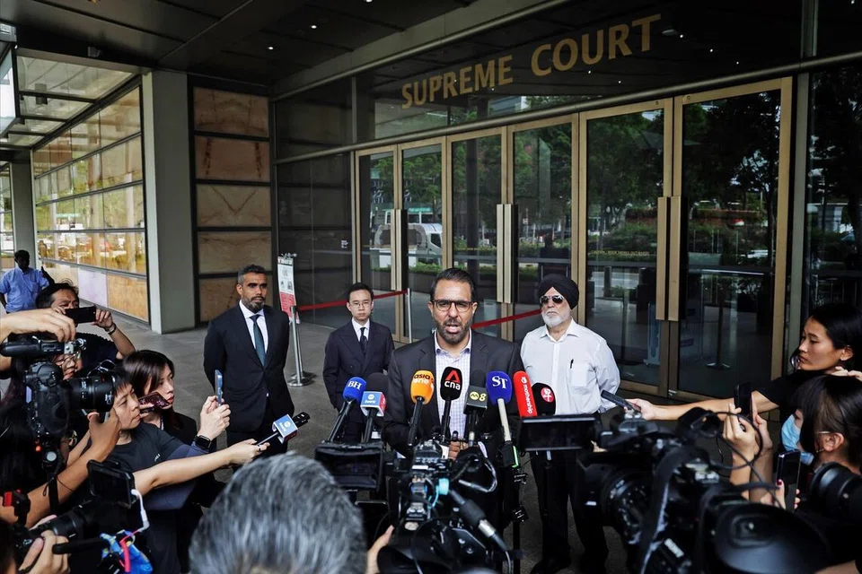 Setiausaha Agung Parti Pekerja (WP), Encik Pritam Singh (dua dari kanan), bercakap kepada media selepas keputusan rayuannya dibacakan di Mahkamah Agung pada 4 Disember. Beliau diapit (dari kanan) bapanya iaitu Encik Amarjit Singh serta peguam bela Encik Aristotle Emmanuel Eng Zhen Yang dan Encik Andre Jumabhoy.