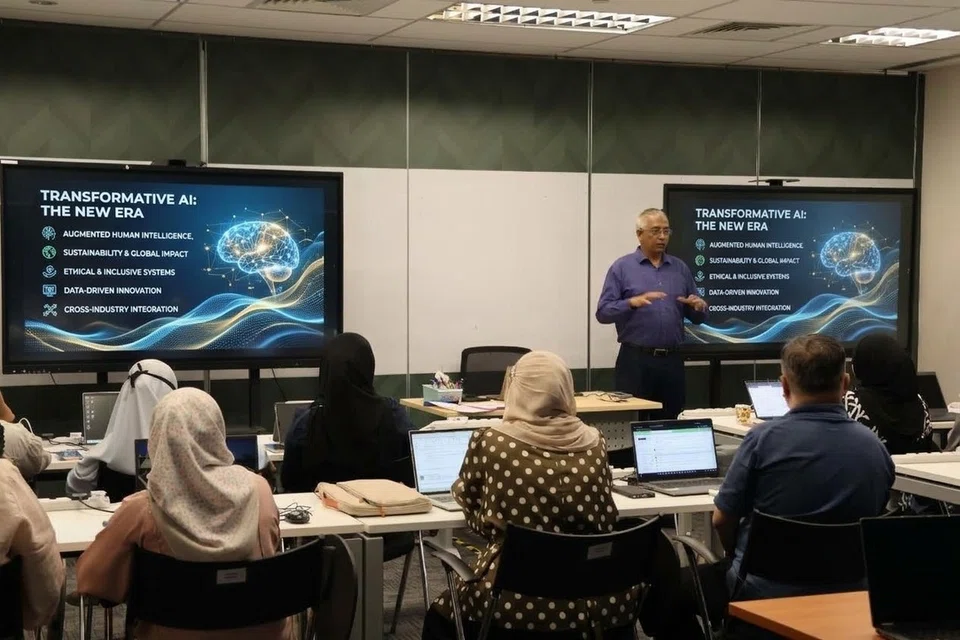 Sebelum program AI Transformatif dilancarkan buat orang awam, Jamiyah Singapura telah pun kendalikan latihan tersebut untuk kakitangannya sebagai sebahagian daripada usaha membina keupayaan dalaman dan memastikan tenaga kerjanya sendiri bersedia menghadapi perubahan yang dibawa AI.