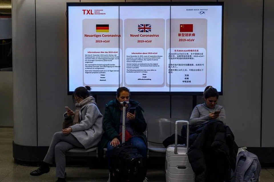 Maklumat berkenaan koronavirus COVID-19 yang dikongsikan dengan orang ramai di lapangan terbang Tegel, Berlin. FOTO: AFP