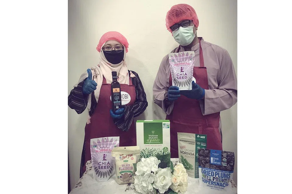 KHIDMAT TAMBAHAN: Pengurus produk Shahidah Travel and Tours, Cik Sumini Mocheny, dan eksekutif logistik Encik Rahmat Jalil, menunjukkan produk makanan organik di bawah perniagaan Ayoobi Wholesome Goodness, sebagai perkhidmatan tambahan Shahidah Travel and Tours.- Foto SHAHIDAH TRAVEL & TOURS