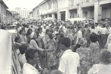 Bussorah Street sesak dengan orang ramai yang menghantar saudara-mara berangkat ke Makkah untuk ibadah haji. 