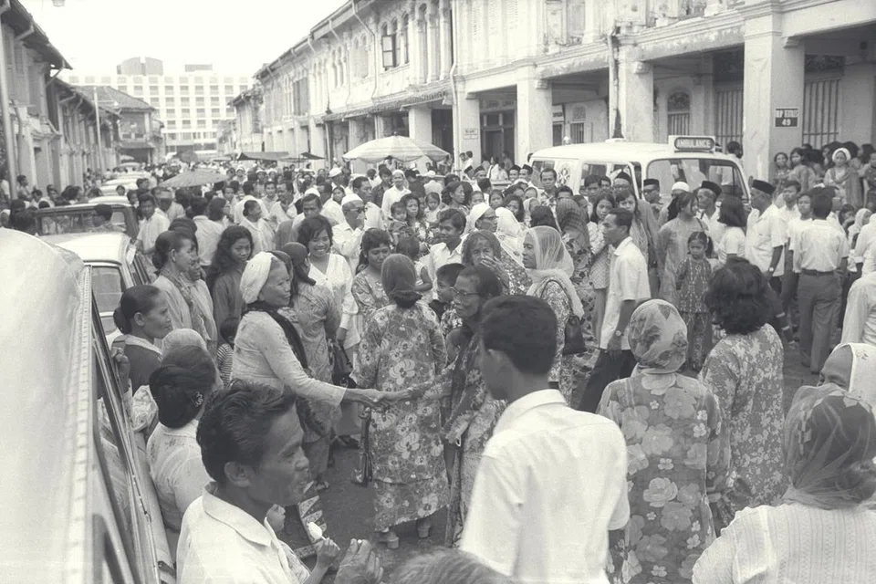 Bussorah Street sesak dengan orang ramai yang menghantar saudara-mara berangkat ke Makkah untuk ibadah haji. 