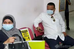 DIDAKWA: Pemilik Raihanah Cold Storage, Encik Rahman Sheikh Abdullah, 44 tahun, dan Cik Raihanah Kassim, 42 tahun, mengaku tidak bersalah atas tuduhan menggunakan logo halal tidak disahkan pada lori milik mereka di mahkamah Sesyen Johor Bahru. - Foto HARIAN METRO
