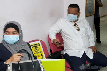 DIDAKWA: Pemilik Raihanah Cold Storage, Encik Rahman Sheikh Abdullah, 44 tahun, dan Cik Raihanah Kassim, 42 tahun, mengaku tidak bersalah atas tuduhan menggunakan logo halal tidak disahkan pada lori milik mereka di mahkamah Sesyen Johor Bahru. - Foto HARIAN METRO