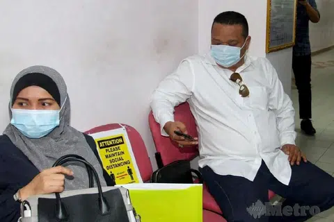 DIDAKWA: Pemilik Raihanah Cold Storage, Encik Rahman Sheikh Abdullah, 44 tahun, dan Cik Raihanah Kassim, 42 tahun, mengaku tidak bersalah atas tuduhan menggunakan logo halal tidak disahkan pada lori milik mereka di mahkamah Sesyen Johor Bahru. - Foto HARIAN METRO
