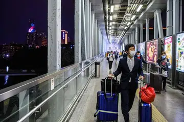 KELUAR DARI TANAH BESAR: Penumpang dari bandar Shenzhen di China tiba di stesen MTR Lo Wu di Hong Kong beberapa jam sebelum penutupan sempadan Lo Wu pada Isnin (3 Feb).