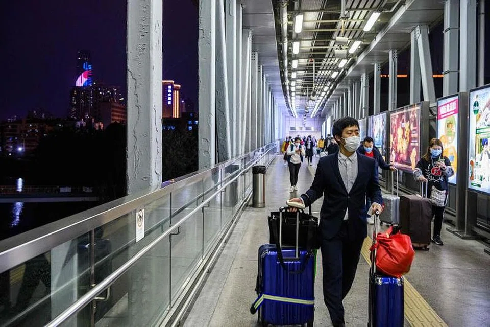 KELUAR DARI TANAH BESAR: Penumpang dari bandar Shenzhen di China tiba di stesen MTR Lo Wu di Hong Kong beberapa jam sebelum penutupan sempadan Lo Wu pada Isnin (3 Feb).