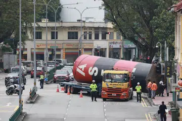 Pemandu treler itu berkata kemalangan berlaku ketika beliau membuat pusingan di persimpangan Kim Keat Road dan Balestier Road.