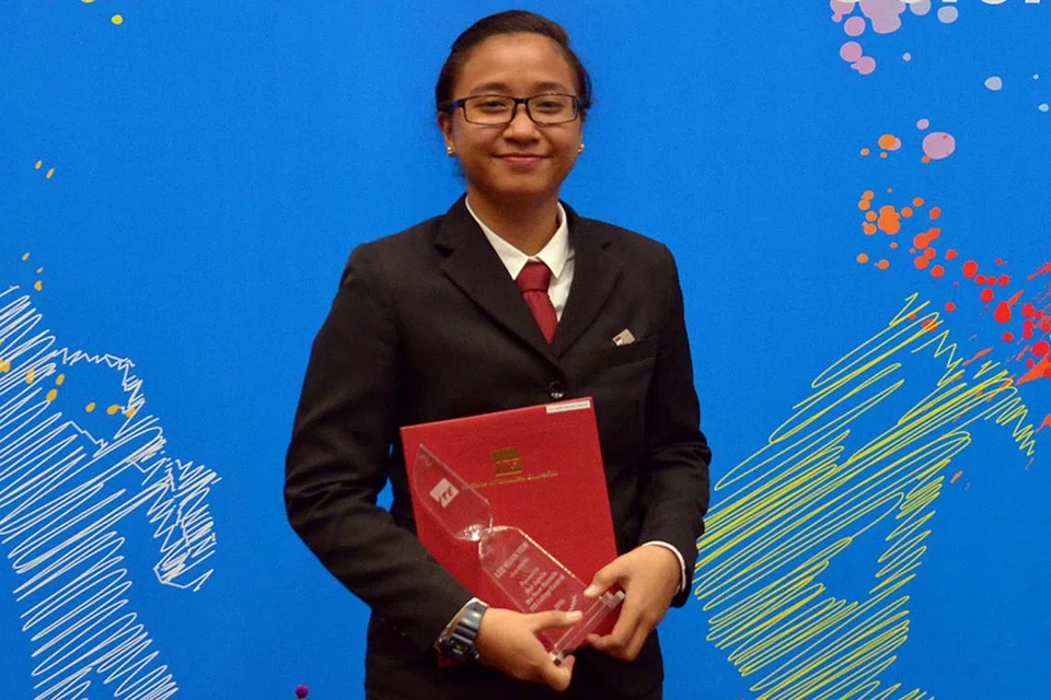 SUMBANGAN DIIKTIRAF: Cik Nur Aqeela antara tiga penerima Anugerah Kokurikular (CCA) Lee Kuan Yew 2016 bagi mengiktiraf kepimpinan dan kemahiran organisasi cemerlang selain sumbangan pelajar kepada peningkatan kehidupan di kampus. - Foto SHAKIR SAIFUDDIN