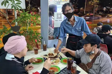 'TAKUT' SATE LENYAP: Pemilik generasi kedua gerai sate Original Alhambra Satay Club, Encik Palil Haji Juwahir, membuka cawangan awal Disember lalu di kedai bersebelahan Masjid Kassim di Changi Road, antara lain kerana "bimbang" hidangan itu hilang satu hari kelak. Beliau mahu menyerahkan perniagaan keluarga itu kepada anak saudaranya untuk dilestarikan.