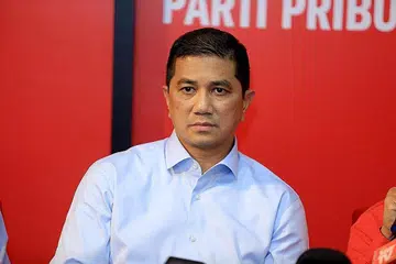 CABARAN DAN TENTANGAN DALAM KERJAYA POLITIK: Menteri Hal Ehwal Ekonomi, Dato' Seri Mohamed Azmin Ali, menggambarkan tuduhan dan sebaran video yang didakwa membabitkan dirinya sebagai satu plot jahat untuk merosakkan kerjaya politiknya. - Foto CHINA PRESS