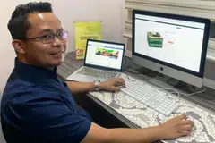 SIBUK SEJAK WABAK MENULAR: Encik Fairus Dasimin berkata beliau melihat kenaikan mendadak dalam permintaan bagi pembangunan laman web dan pemasaran media sosial daripada syarikat setempat sejak penularan Covid-19. - Foto ihsan FAIRUS DASIMIN