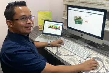 SIBUK SEJAK WABAK MENULAR: Encik Fairus Dasimin berkata beliau melihat kenaikan mendadak dalam permintaan bagi pembangunan laman web dan pemasaran media sosial daripada syarikat setempat sejak penularan Covid-19. - Foto ihsan FAIRUS DASIMIN