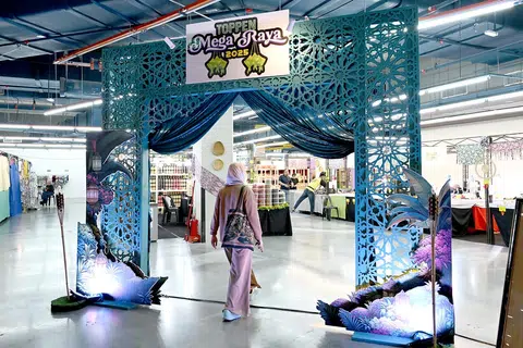 Penulis Nur Humaira Sajat berkunjung ke jualan mega Raya di pusat beli-belah Toppen.
