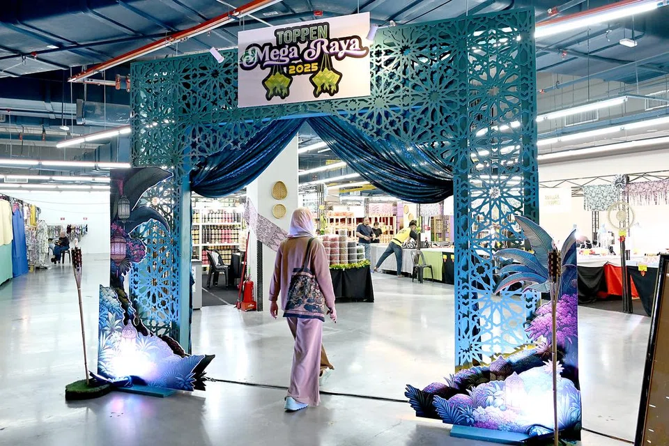 Penulis Nur Humaira Sajat berkunjung ke jualan mega Raya di pusat beli-belah Toppen.
