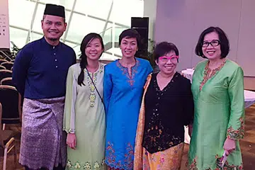 SAMBUT BULAN BAHASA: Cik Loh (tengah) bersama para pegawai NHB ketika berada di acara pelancaran kempen Bulan Bahasa di Taman Di Persisiran tahun lalu. - Foto NHB