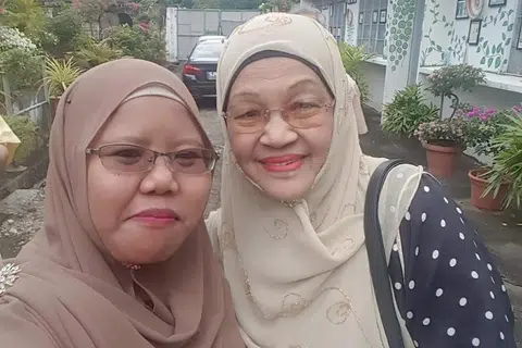 Cik Siti Aminah Ismail (kiri) yang bergambar bersama seniwati Zaiton Abdullah (kanan) di Jalan Ampas, berkata tujuan sesi bertemu mesra itu ialah untuk memberi peluang kepada hadirin mengenali kedua-seniwati filem Melayu klasik ini secara mendalam.