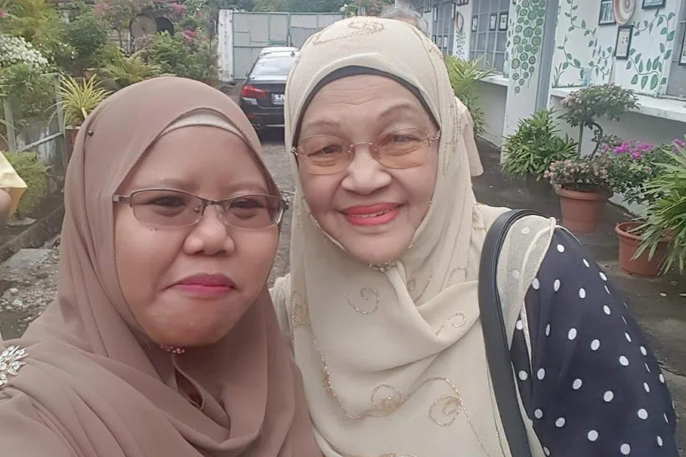 Cik Siti Aminah Ismail (kiri) yang bergambar bersama seniwati Zaiton Abdullah (kanan) di Jalan Ampas, berkata tujuan sesi bertemu mesra itu ialah untuk memberi peluang kepada hadirin mengenali kedua-seniwati filem Melayu klasik ini secara mendalam.