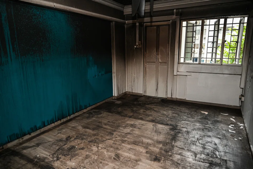 Keadaan ruang tamu yang dijilat api di flat Lembaga Perumahan dan Pembangunan (HDB) Blok 128 Yishun Street 11 pada 7 November.
