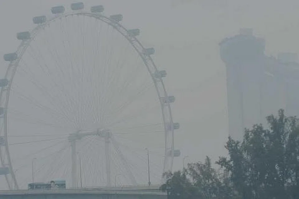 JEREBU JEJAS SINGAPURA: Beberapa langkah telah diperuntukkan bagi membantu rakyat Singapura ketika jerebu, seperti pengedaran pek penjagaan dan pelitup muka. - Foto fail