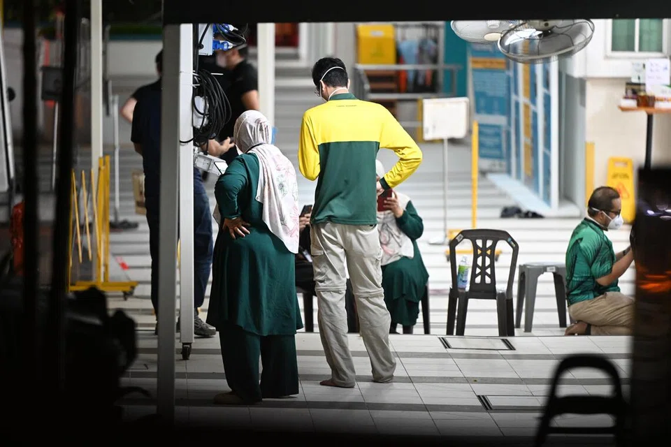 BH mendapati terdapat beberapa kakitangan masjid yang masih berada di dalam masjid apabila wartawan berada di sana. 