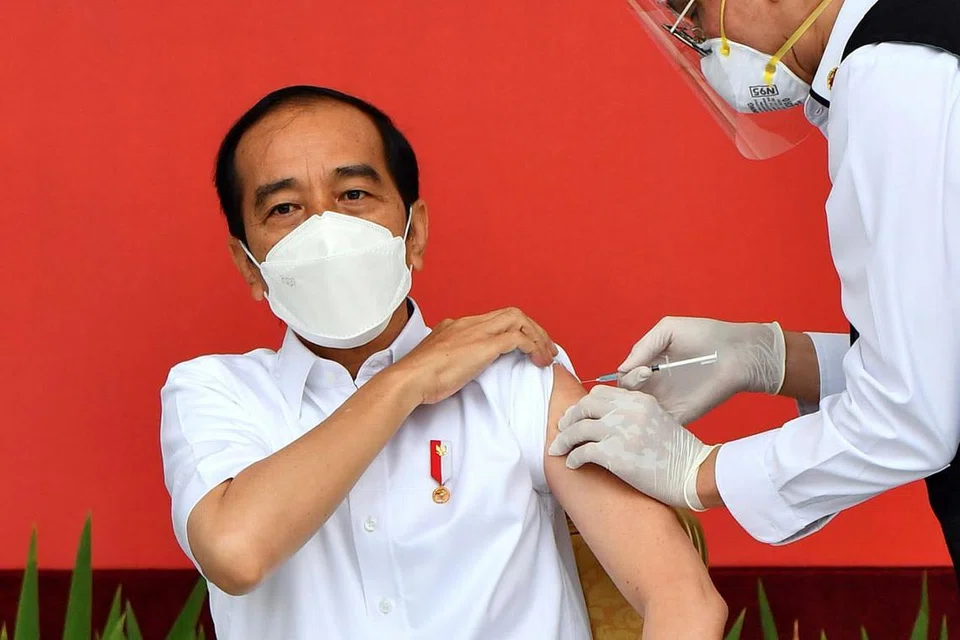 ORANG PERTAMA DI INDONESIA TERIMA VAKSIN: Presiden Jokowi menjadi penerima pertama vaksin Covid-19 dalam usahanya meyakinkan penduduk Indonesia bahawa vaksin itu bukan sahaja selamat dan berkesan, bahkan halal buat Muslim. - Foto REUTERS