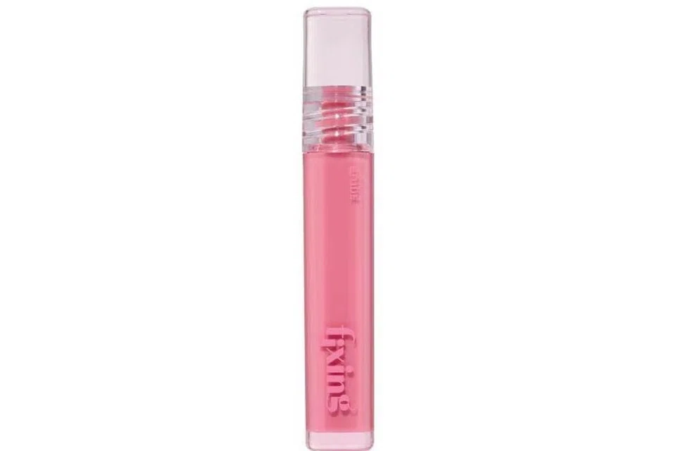 Untuk sapuan bibir yang tidak mudah pudar, ‘Etude Fixing Tint’ ($14.90), menawarkan kemasan tidak berkilat yang kekal cantik walaupun dipakai di bawah pelitup muka.