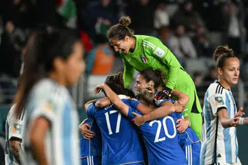 SAMBUT KEMENANGAN: Pemain Italy tidak dapat membendung kegembiraan pada wisel penamat selepas menewaskan Argentina 1-0.