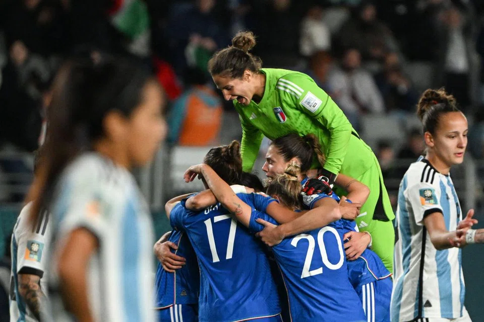 SAMBUT KEMENANGAN: Pemain Italy tidak dapat membendung kegembiraan pada wisel penamat selepas menewaskan Argentina 1-0.