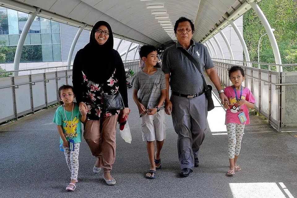 SOKONGAN KELUARGA: Encik Jaafar ditemani anak sulungnya, Cik Jamaliah Jaafar, serta cucu-cucunya, (dari kanan) Alya Qalesya Hatmide, Zulhaziq Hatmide dan Hasya Farisah Hatmide, semasa pergi bertemu ahli farmasi. - Foto KHALID BABA