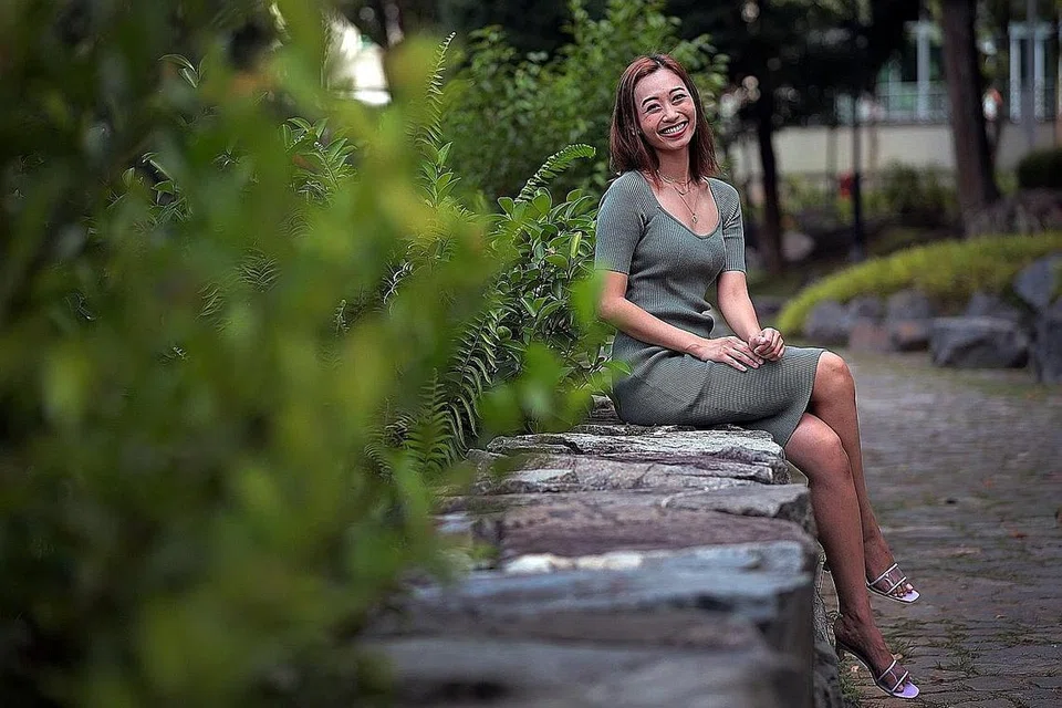 RAIH SEMANGAT BARU: Pertemuan dengan penyanyi dan penggubah lagu Singapura, Miss Lou, yang melalui jerih payah berseni, meniup kekuatan dalam diri Hana Rosli agar memburu cita-citanya dalam bidang nyanyian menerusi kelahiran album 'Rebirth'. - Foto BH oleh JASON QUAH