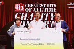 DANA SUMBANGAN: Penyampaian dana sumbangan sebanyak $25,000 oleh CEO SPH Media Trust, Cik Teo Lay Lim (kiri) serta Menteri Kesihatan, Encik Ong Ye Kung (tengah), kepada Ketua Pegawai Eksekutif (CEO) Dementia Singapore, Encik Jason Foo (kanan).- Foto-foto INSTAGRAM SPH MEDIA TRUST