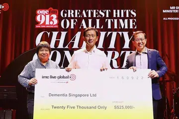 DANA SUMBANGAN: Penyampaian dana sumbangan sebanyak $25,000 oleh CEO SPH Media Trust, Cik Teo Lay Lim (kiri) serta Menteri Kesihatan, Encik Ong Ye Kung (tengah), kepada Ketua Pegawai Eksekutif (CEO) Dementia Singapore, Encik Jason Foo (kanan).- Foto-foto INSTAGRAM SPH MEDIA TRUST