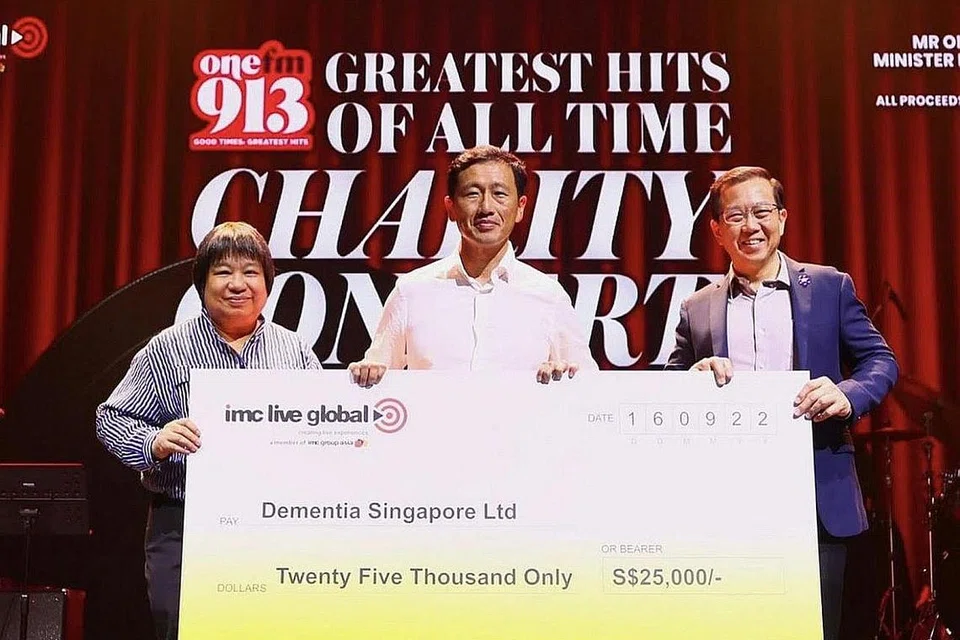 DANA SUMBANGAN: Penyampaian dana sumbangan sebanyak $25,000 oleh CEO SPH Media Trust, Cik Teo Lay Lim (kiri) serta Menteri Kesihatan, Encik Ong Ye Kung (tengah), kepada Ketua Pegawai Eksekutif (CEO) Dementia Singapore, Encik Jason Foo (kanan).- Foto-foto INSTAGRAM SPH MEDIA TRUST