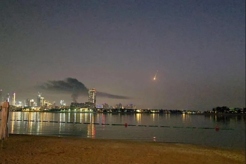 Asap berkepul di atas sebuah hotel yang rosak di Palm Jumeirah yang terkenal di Dubai, Amiriah Arab Bersatu (UAE), pada 28 Februari.