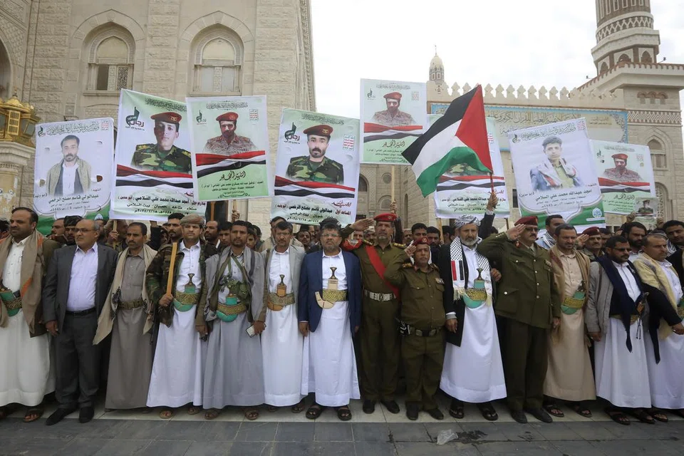 PENGARUH IRAN: Pegawai dan penyokong Houthi menghadiri upacara pengebumian militan Houthi yang terbunuh di Sana’a, Yaman, pada  20 Januari 2024. Perang Yaman dirujuk sebagai perang proksi Iran-Arab Saudi di mana pihak yang bertelagah telah disokong secara ketenteraan dan politik oleh Arab Saudi dan Iran.