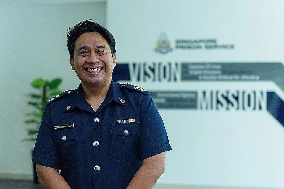 TIDAK KIRA USIA: Memahami keperluan untuk memperdalam pengetahuannya dalam bidang seperti psikologi dan sosiologi, Encik Mohammad Zailan Ismail baru-baru ini kembali ke sekolah pada usia 39 tahun untuk melanjutkan pendidikannya dalam Sarjana Muda Keselamatan Awam dan Sekuriti di Universiti Sains Kemasyarakatan Singapura (SUSS). - Foto SPS