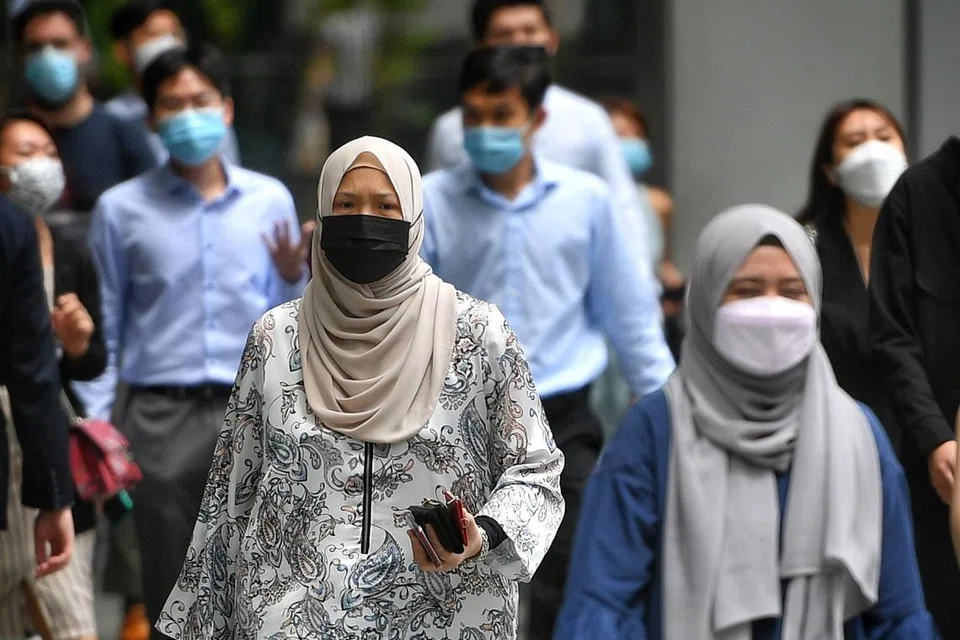 TENAGA KERJA: Tinjauan itu juga menunjukkan responden menjangkakan kadar pengangguran mencapai pada 2.1 peratus pada hujung tahun, naik sedikit daripada 2.2 peratus yang diramalkan dalam tinjauan Mac. - Foto BH oleh CHONG JUN LIANG