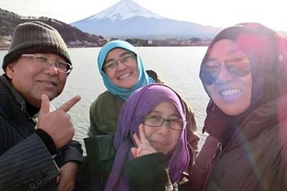 LUKISAN ALAMI: Penulis dengan tiga anaknya - Nur Zetty, Nur Diana dan Nur Atiqa - berlatarbelakangkan Gunung Fuji. - Foto ihsan ABDUL KADIR SALEH