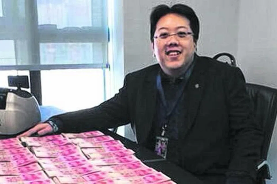 Encik Simon Goh Chee Kin di pejabat Valiant Capital di Shanghai. Beliau dikatakan melarikan diri dengan jutaan dolar wang pelabur, selain dijadualkan hadiri di mahkamah di China pada Mei depan bagi satu kes saman sivil berkaitan pinjaman peribadi. 