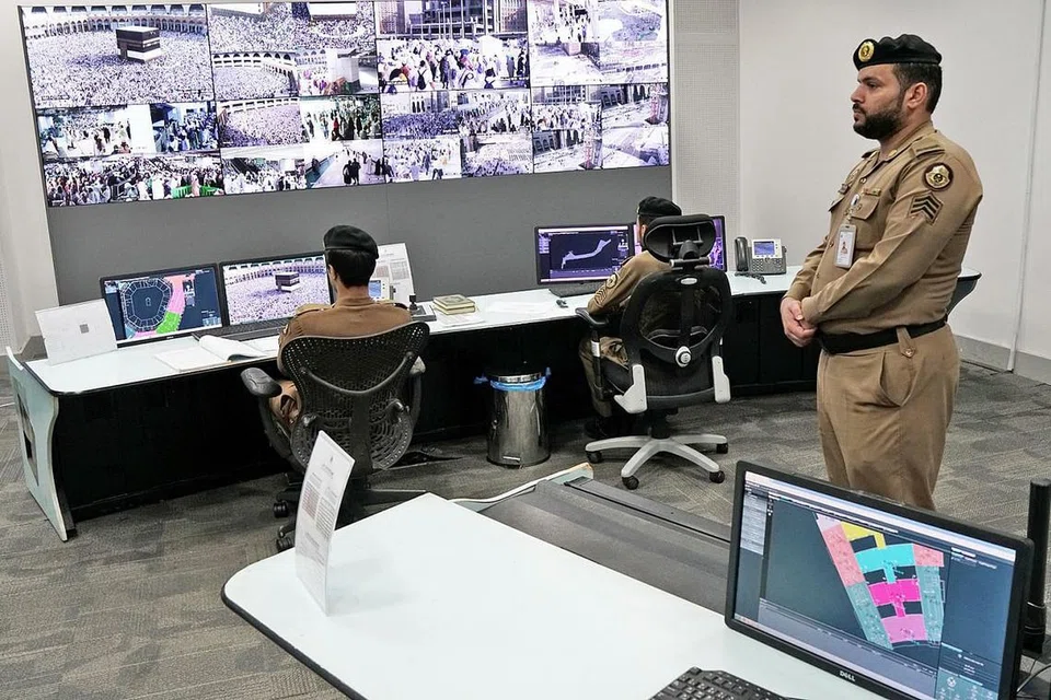 PANTAU KEADAAN: Pegawai keselamatan Arab Saudi memanfaatkan teknologi bagi menjaga keselamatan jemaah. Di sini, mereka memantau keadaan menerusi rakaman kamera sekitar Masjidil Haram, Makkah. - Foto REUTERS