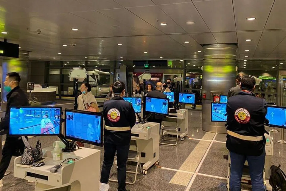 TERAP LANGKAH BERJAGA-JAGA: Pemantuan suhu badan dilaksanakan di lapangan terbang Doha, ibu kota Qatar. Foto: AFP