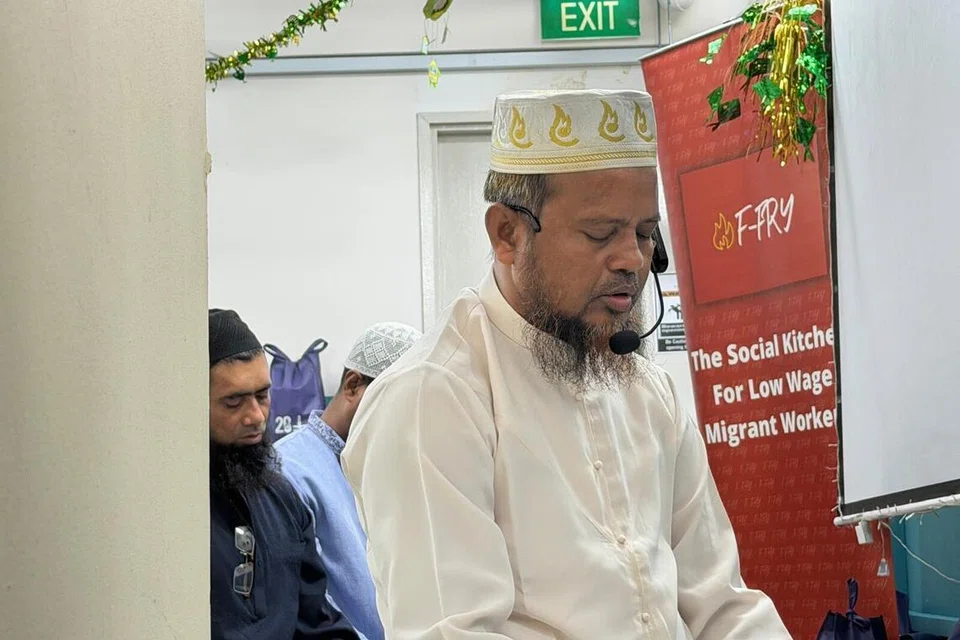 Encik Muhammad Shahadat (kanan) semasa menjadi imam semasa solat tarawih di dormitori Westlite Woodlands pada 22 Februari.