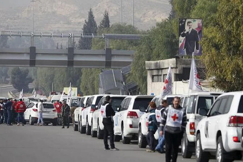 BANTUAN KEMANUSIAAN: Konvoi bantuan yang disokong Pertubuhan Bangsa-Bangsa Bersatu (PBB) berkumpul sebelum menuju ke Madaya, Foua dan Kefraya, tiga bandar Syria yang penduduknya dilapor mengalami kebuluran. - Foto REUTERS