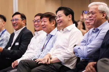 Perdana Menteri, Encik Lawrence Wong (dua dari kanan), mengucapkan terima kasih atas kesediaan Encik Khaw Boon Wan (tiga dari kanan) menggalas tanggungjawab sebagai Pengerusi SPH Media. Encik Khaw mengundurkan diri daripada jawatan itu pada 1 Oktober, diambil alih oleh Encik Chan Yeng Kit (kanan) yang dilantik sebagai Pengerusi Eksekutif SPH Media Trust (SMT) dan SPH Media Holdings (SPHMH).